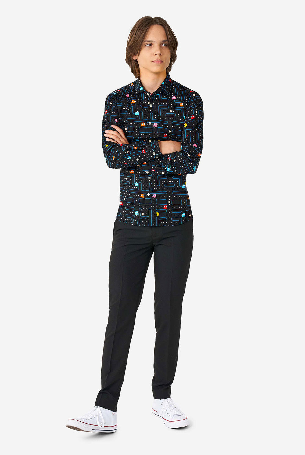 Tiener draagt ​​een zwart overhemd met pac-man print