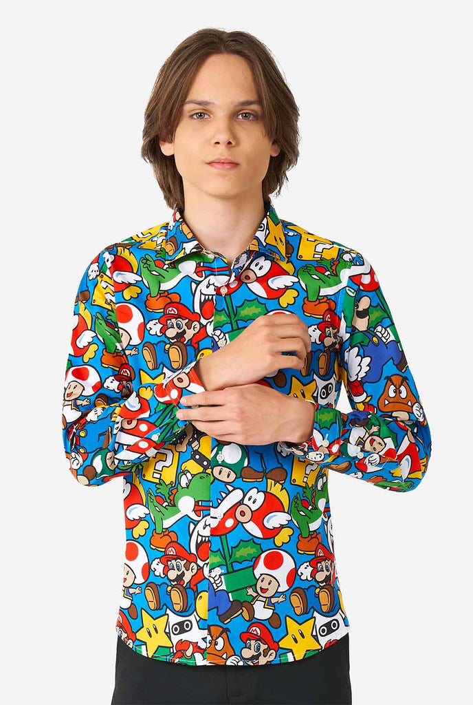 Tiener draagt ​​een overhemd met Super Mario -print