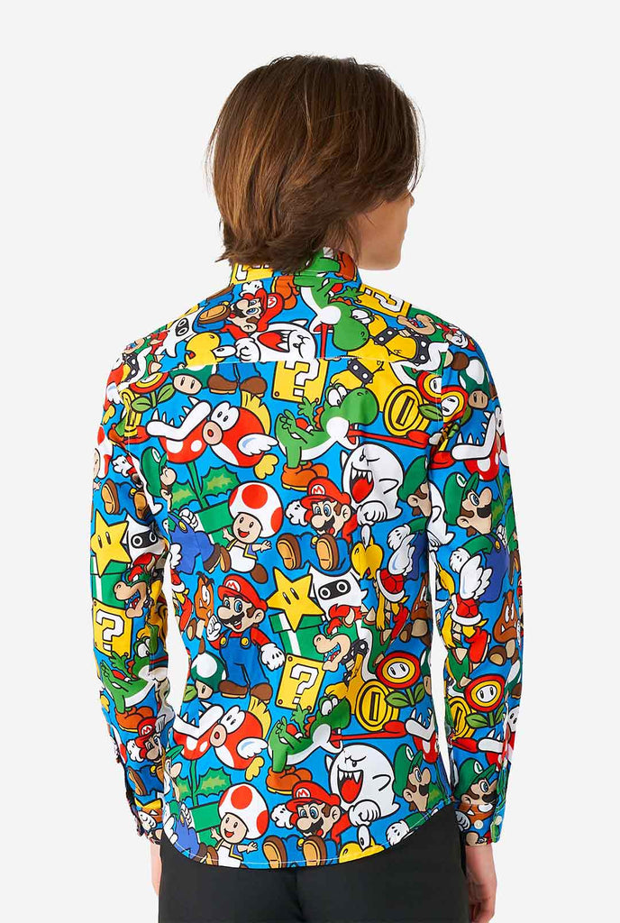 Tiener draagt ​​een overhemd met Super Mario -print, bekijk vanaf de achterkant