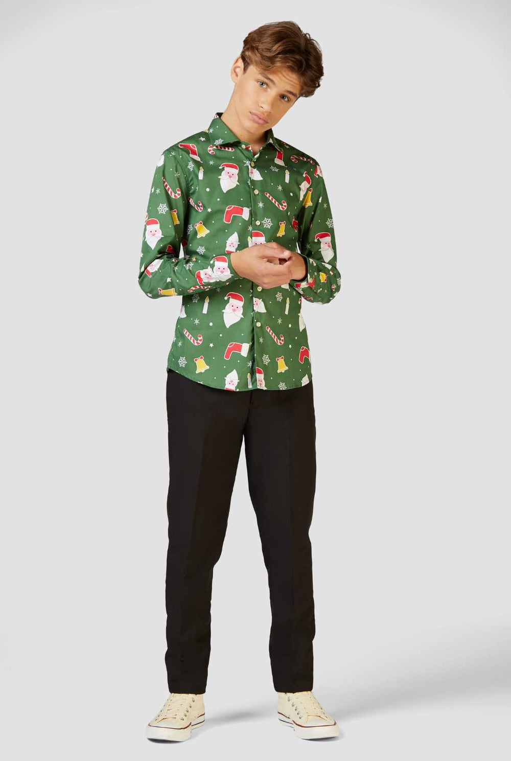 Grappig groene kerst overhirt shirt Santaboss gedragen door een tienerjongen ingezoomd