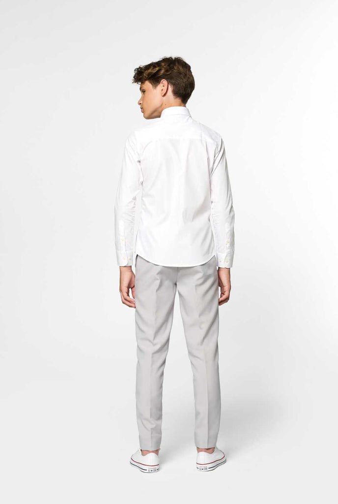 Wit shirt met lange mouwen voor jongens gedragen door een jongen met hand in zak