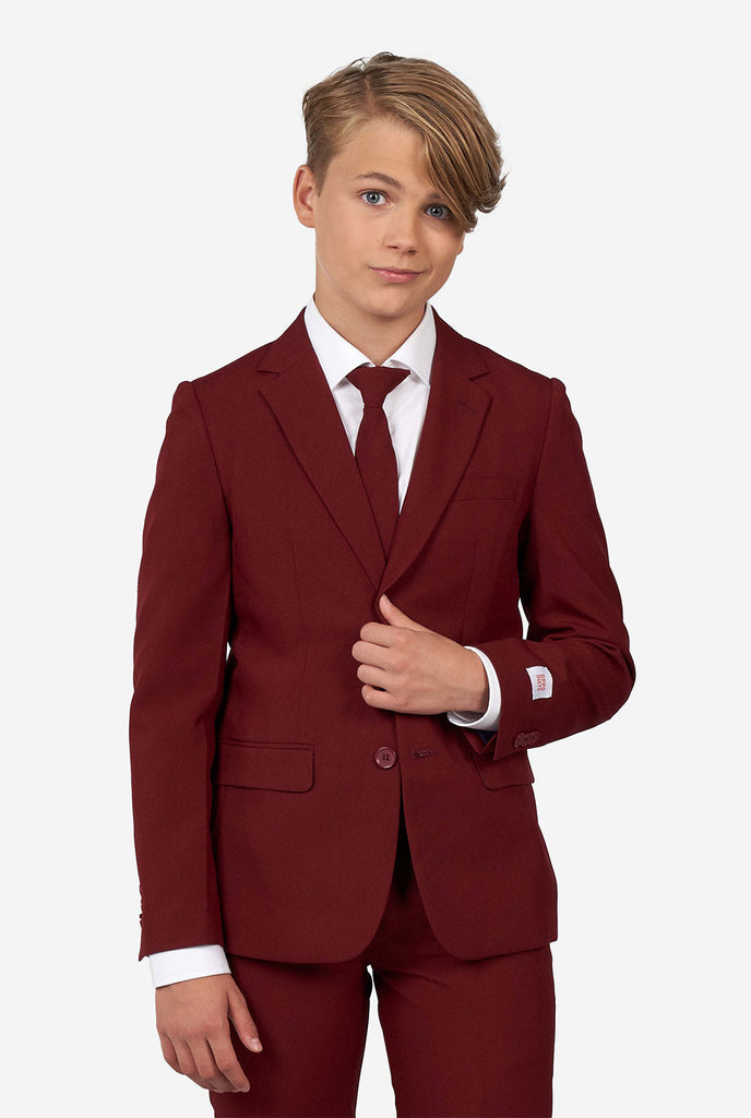 Tiener draagt ​​formeel bordeauxrood rood pak
