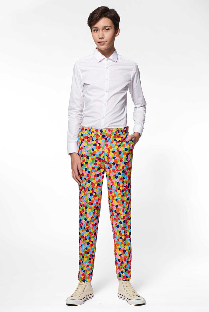 Tiener draagt ​​een formeel pak met confetti -print, broeken weergave