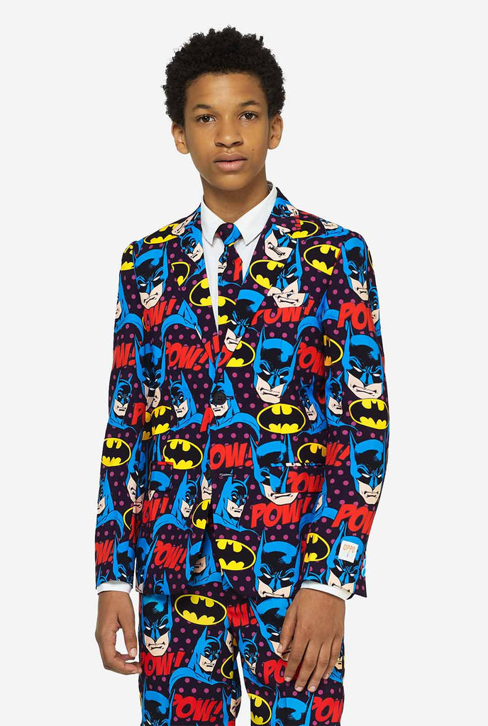Tiener draagt ​​vormpak met Batman -print