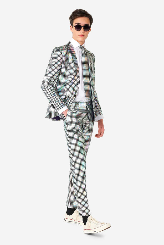 Tiener draagt ​​een formeel pak met spiegel discobale print