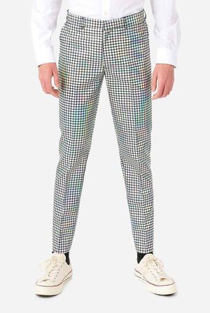 Tiener draagt ​​een formeel pak met spiegeldiscobale print, ingezoomd op een broek