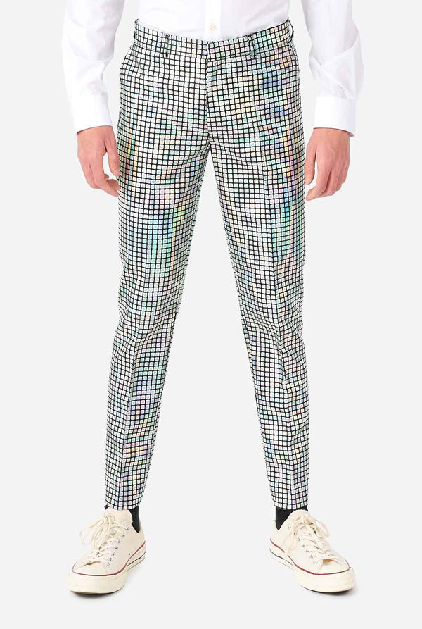 Tiener draagt ​​een formeel pak met spiegeldiscobale print, ingezoomd op een broek