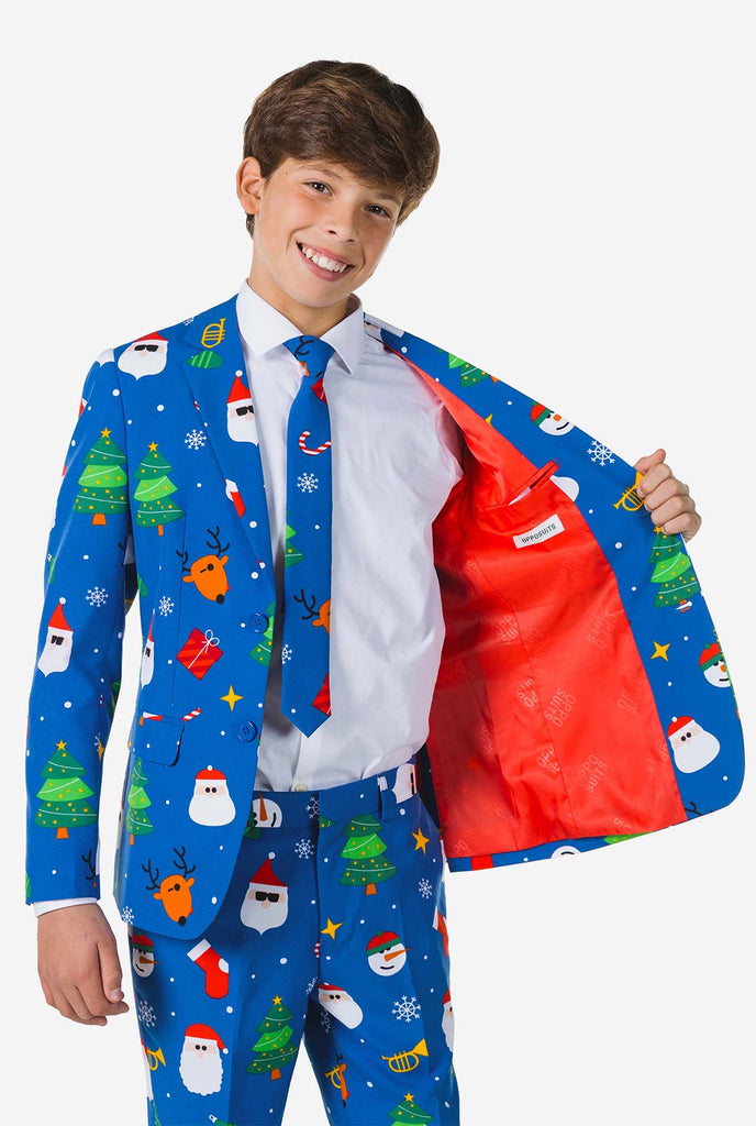 Tiener draagt ​​formeel blauw kerstpak