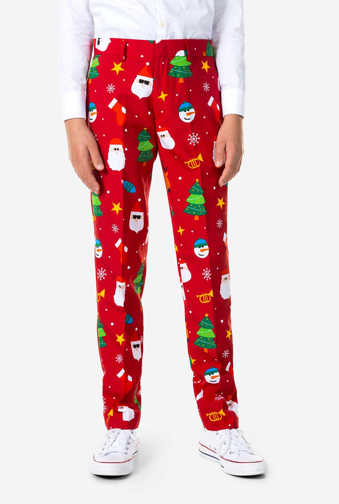 Tiener met een formeel rood kerstpak, ingezoomd in een broek