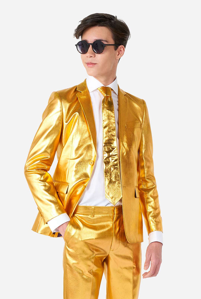 Tiener draagt ​​een formeel goudkleurig pak