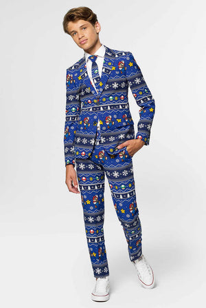 Tiener draagt ​​een blauw kerstpak met Super Mario Print