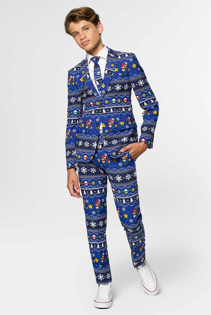 Tiener draagt ​​een blauw kerstpak met Super Mario Print