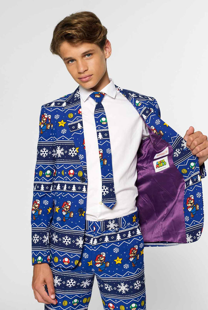 Tiener draagt ​​een blauw kerstpak met Super Mario Print