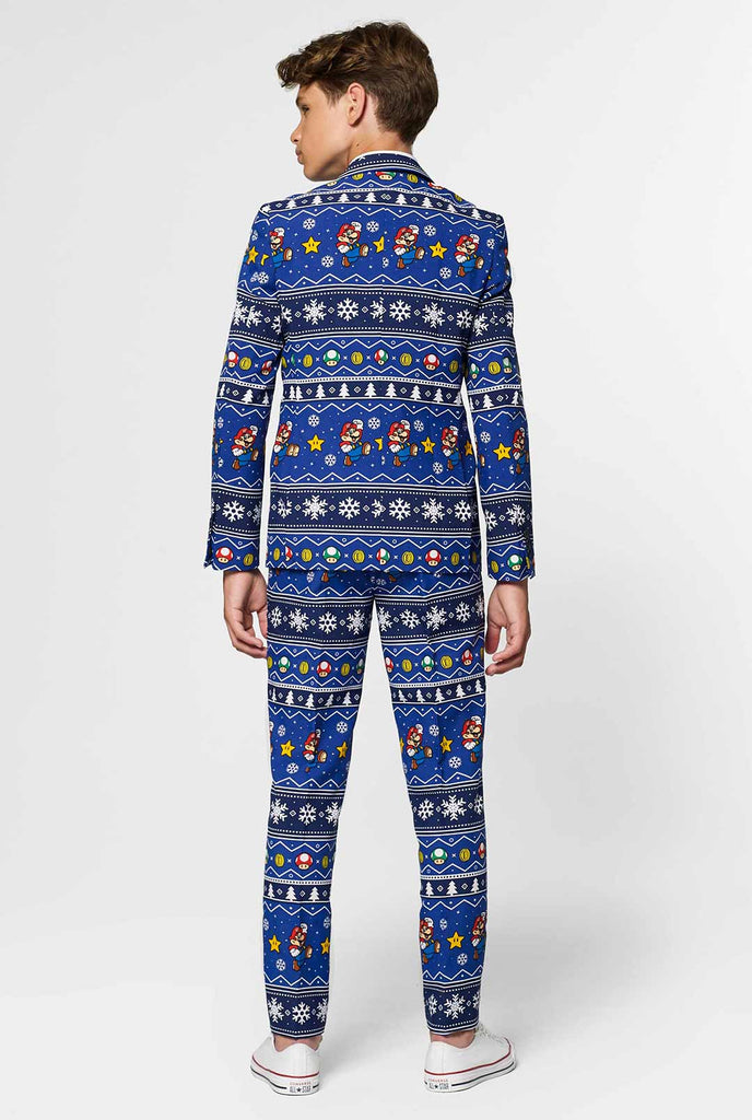 Tiener draagt ​​een blauw kerstpak met Super Mario Print
