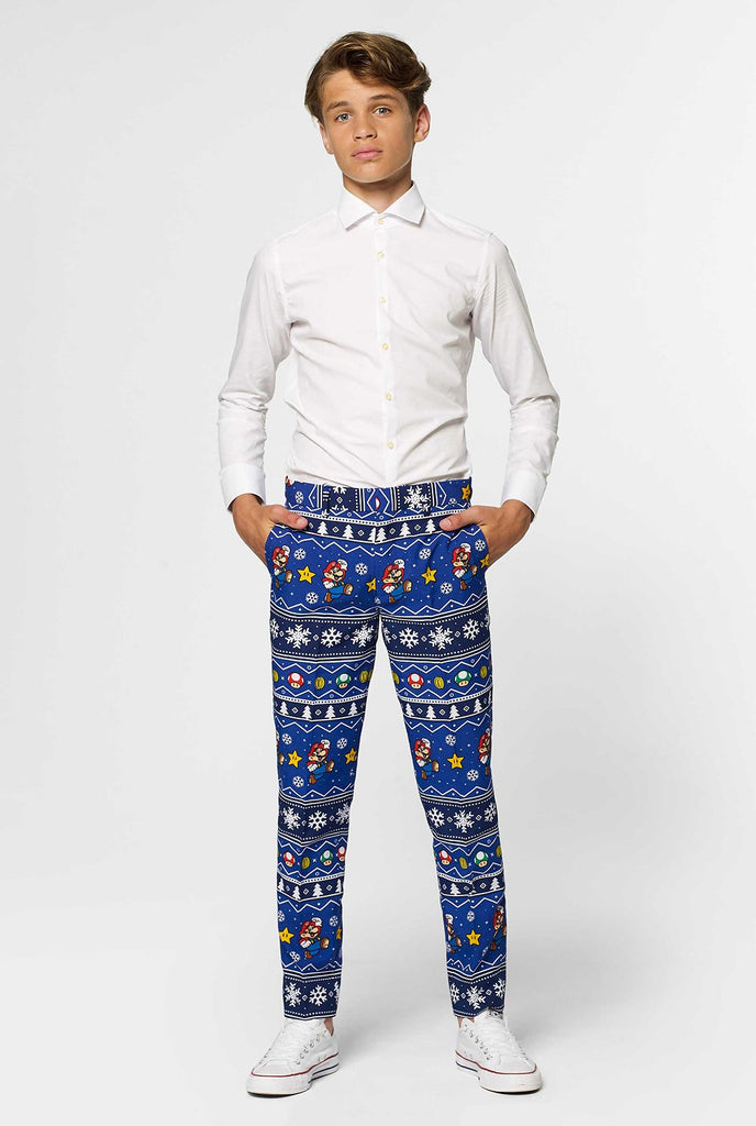 Tiener draagt ​​een blauw kerstpak met Super Mario -print, bekijk vanaf de achterkant
