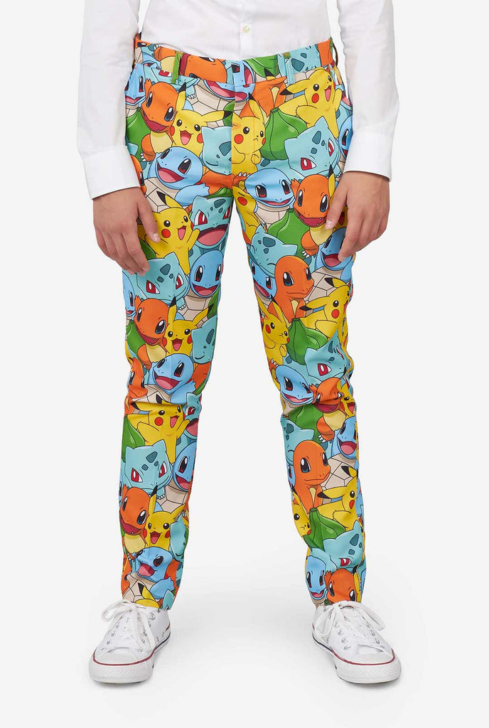 Tiener draagt ​​formele pakken met meerdere kleuren met Pokemon -print, close -up van broek