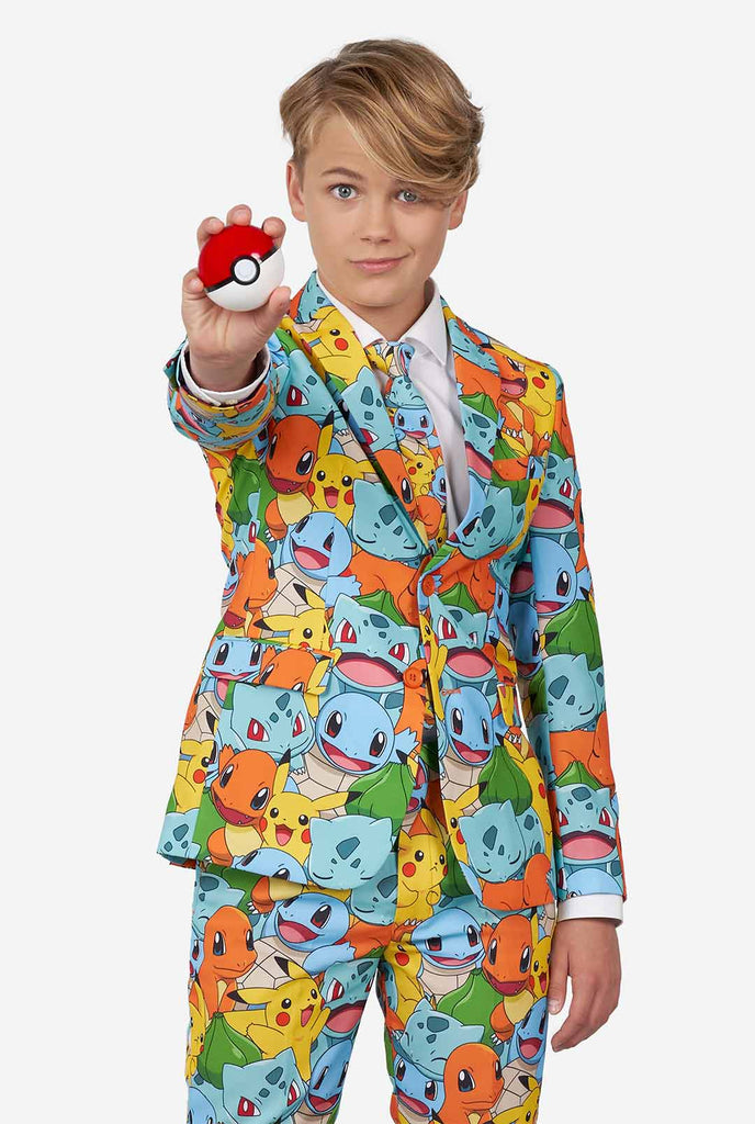 Tiener draagt ​​formele pakken met meerdere kleuren met Pokemon -print