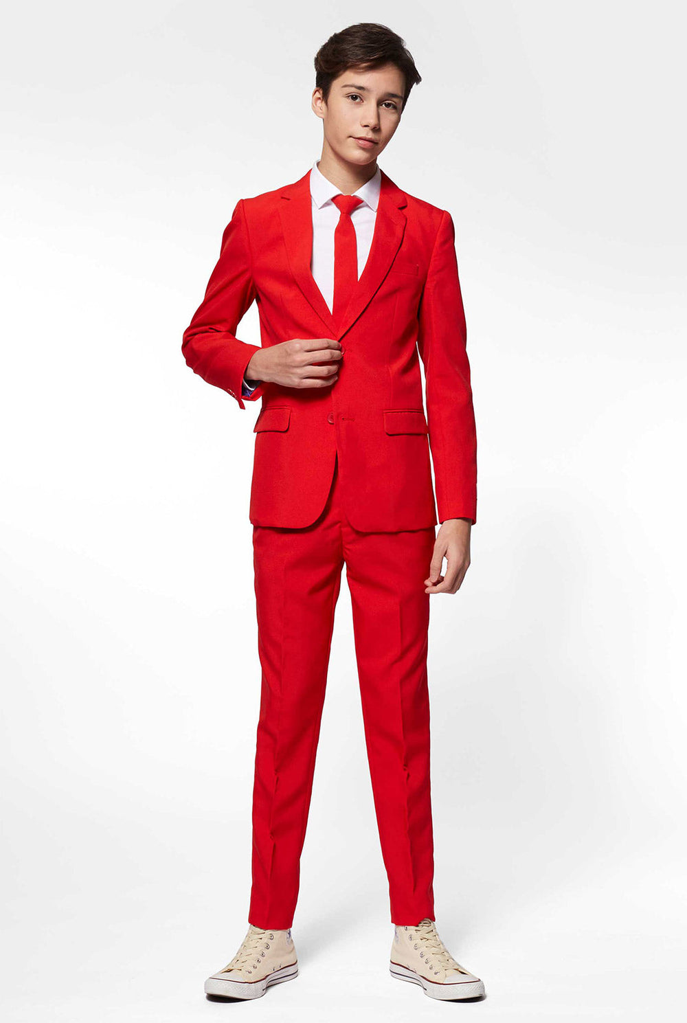 Tiener draagt ​​rood formeel pak