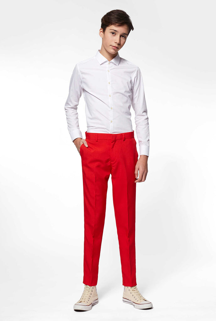 Tiener draagt ​​rood formeel pak, uitzicht op de broek