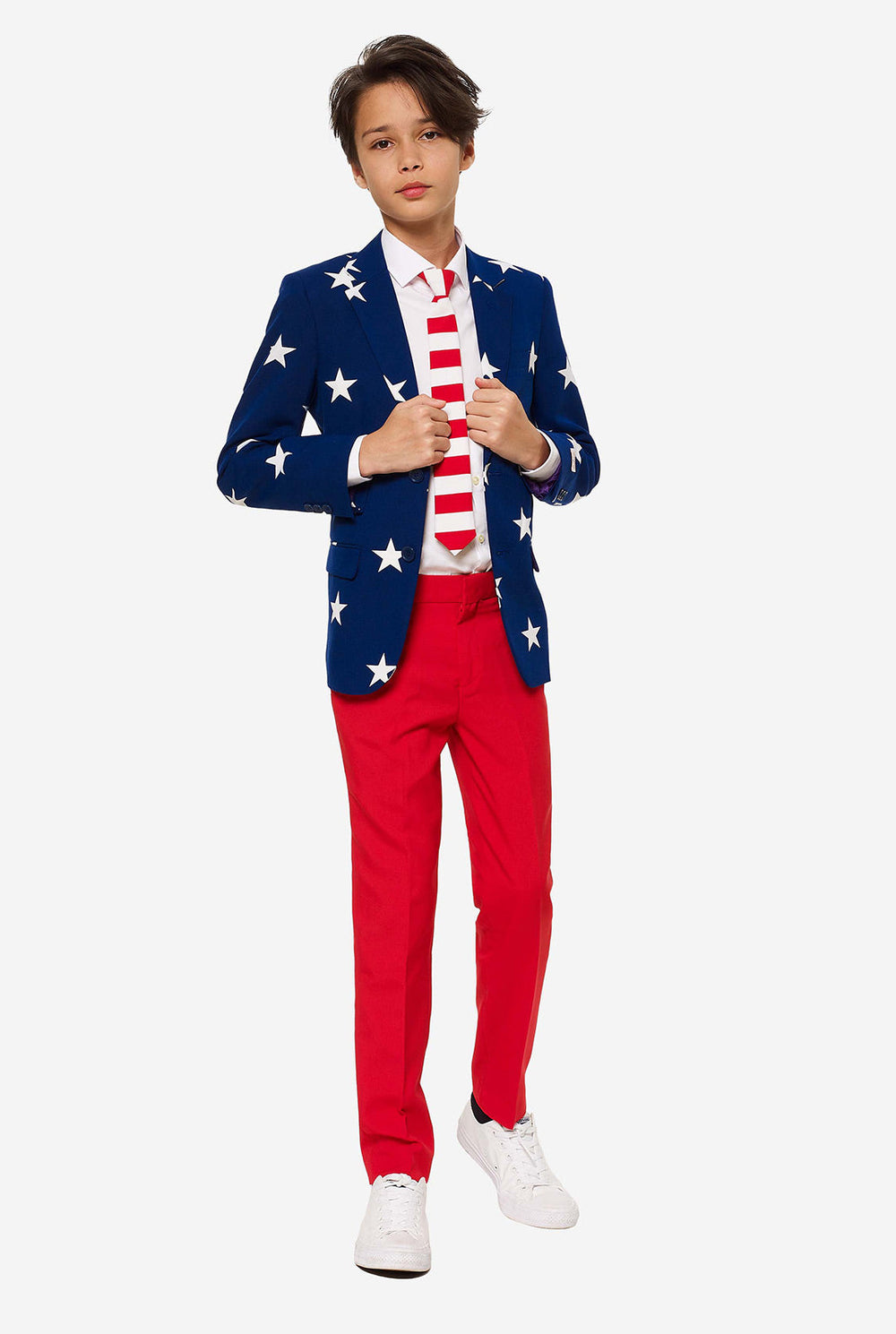 Tiener draagt ​​een formeel pak met de VS op het vierde juli, bestaande uit blauwe jas en rode broek.