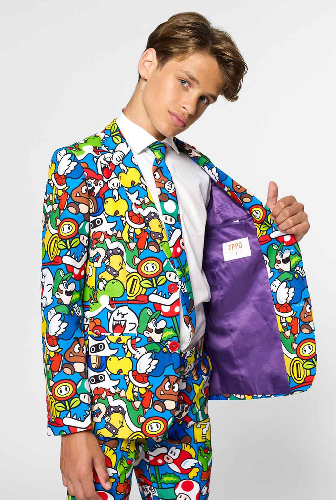 Tiener draagt ​​een formeel pak met kleurrijke Super Mario -print