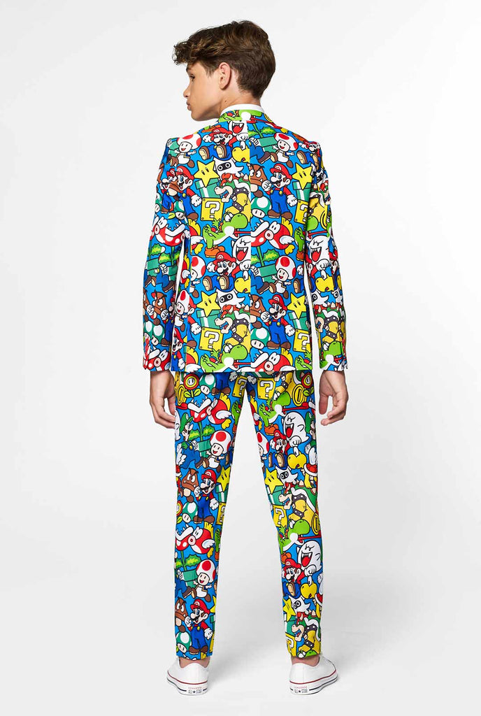 Tiener draagt ​​een formeel pak met kleurrijke Super Mario -print, bekijk vanaf de achterkant