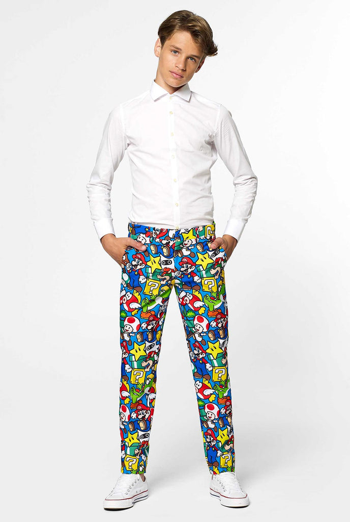 Tiener draagt ​​een formeel pak met kleurrijke Super Mario -print, bekijk vanuit de broek
