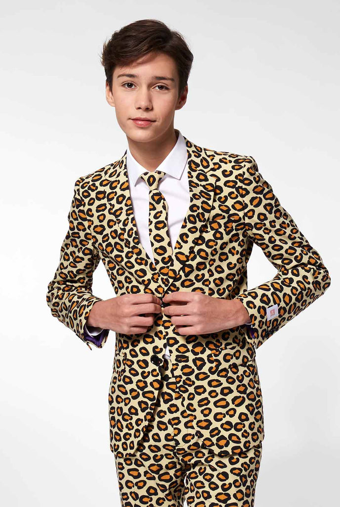Tiener draagt ​​een formeel pak met Panther Print