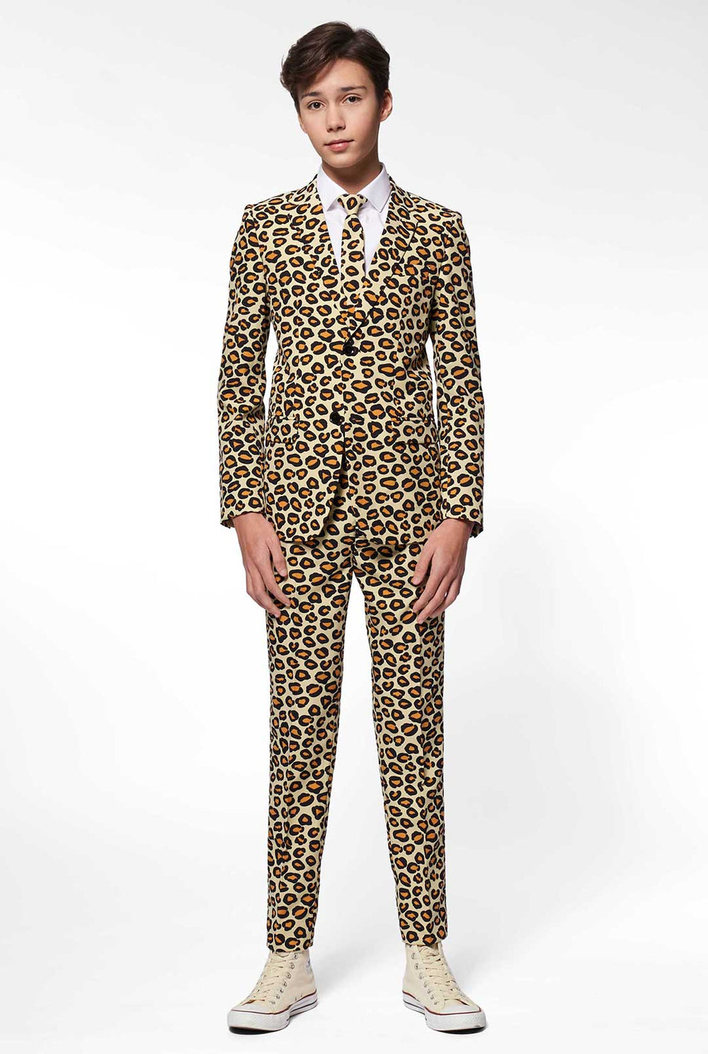 Tiener draagt ​​een formeel pak met Panther Print