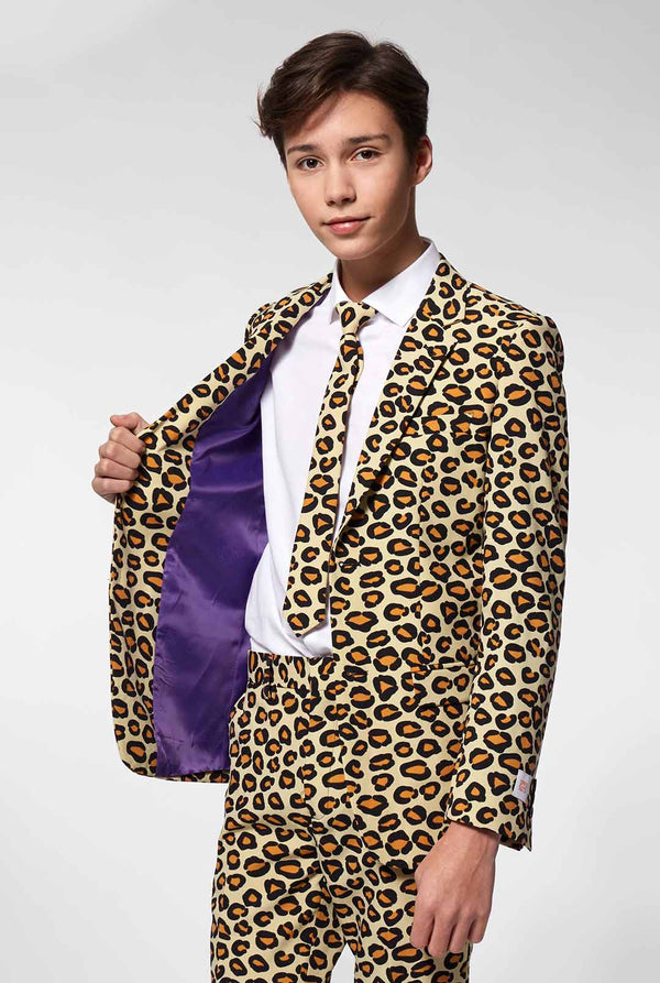 Tiener draagt ​​een formeel pak met Panther Print