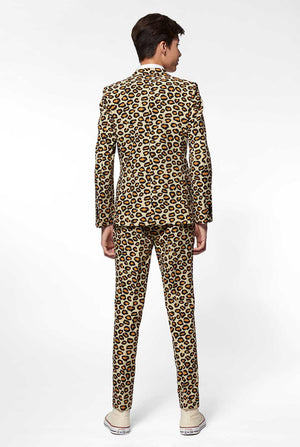 Tiener draagt ​​een formeel pak met panther print, bekijk vanaf de achterkant