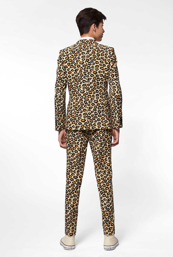 Tiener draagt ​​een formeel pak met panther print, bekijk vanaf de achterkant