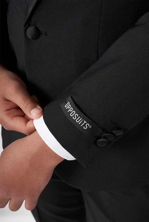 Tiener met zwarte smoking, ingezoomd in een broek
