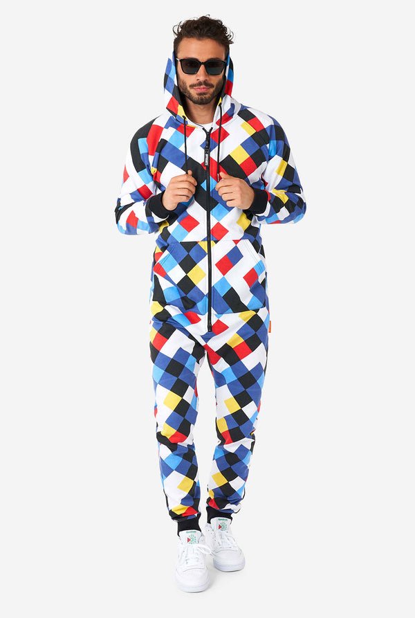 Man draagt ​​een veelkleurige onesie