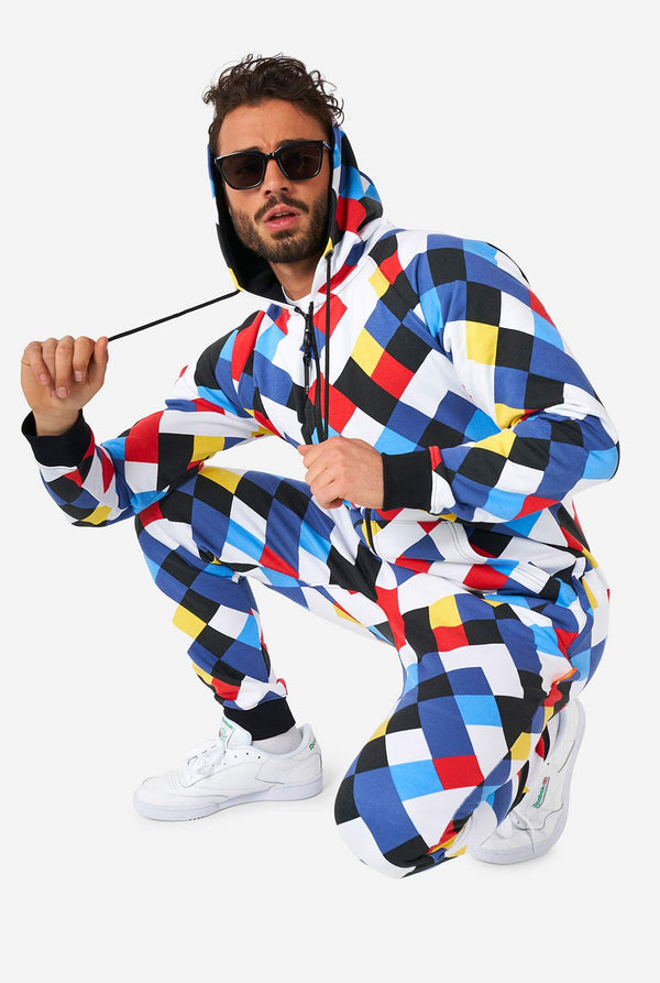 Man draagt ​​een veelkleurige onesie