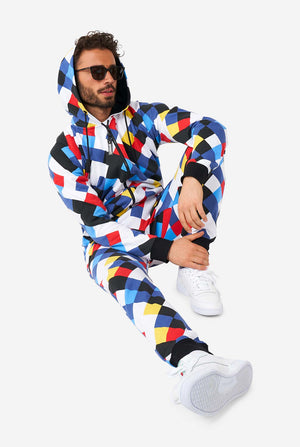 Man draagt ​​een veelkleurige onesie