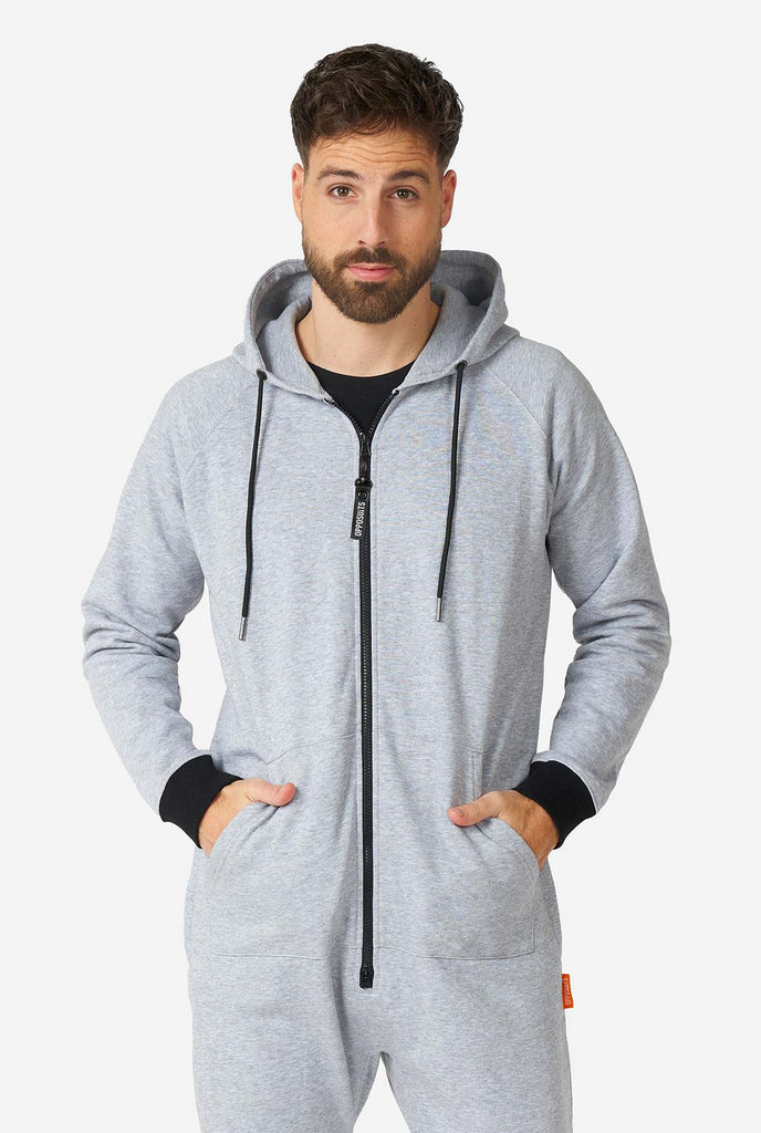 Man draagt ​​grijze onesie