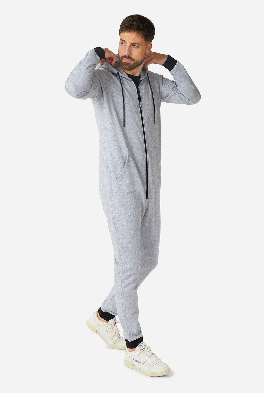 Man draagt ​​grijze onesie
