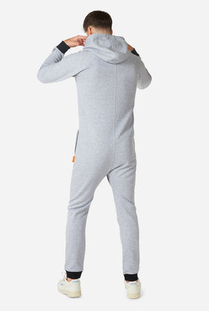 Man die grijze onesie draagt, bekijk vanaf de achterkant