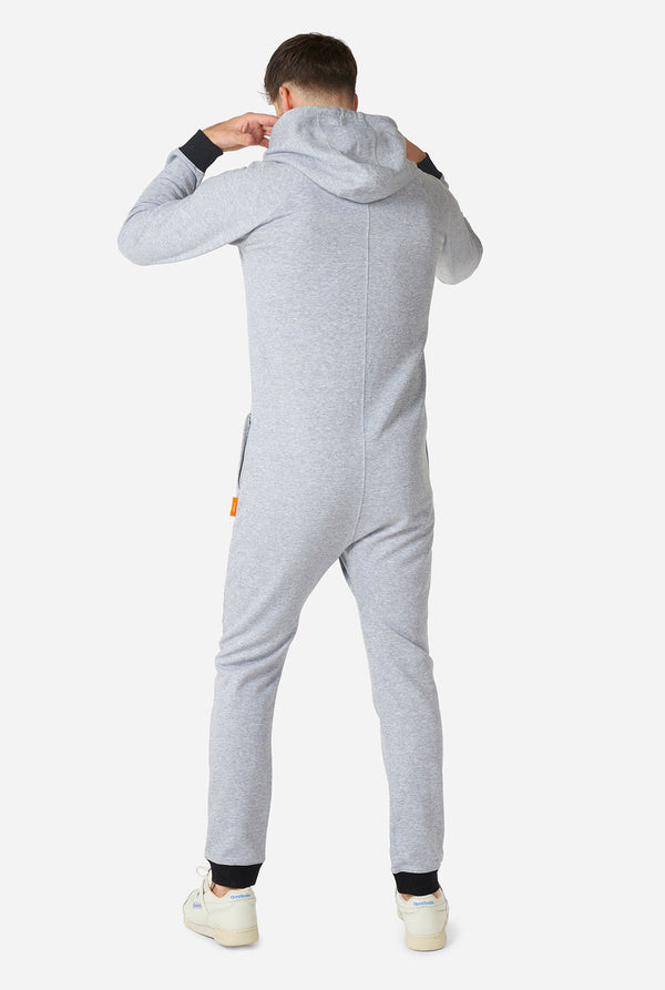 Man die grijze onesie draagt, bekijk vanaf de achterkant
