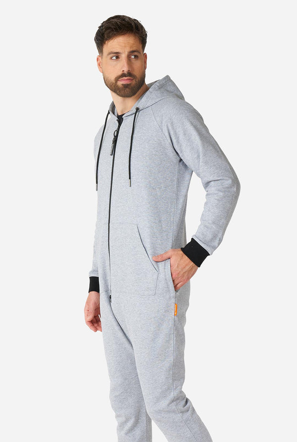 Man draagt ​​grijze onesie