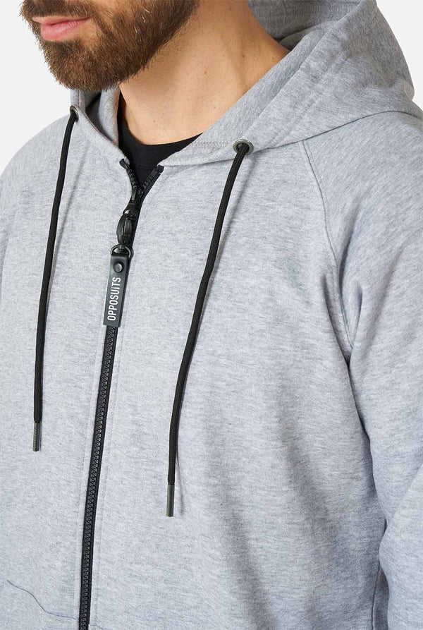 Man draagt ​​grijze onesie, borst dichtbij