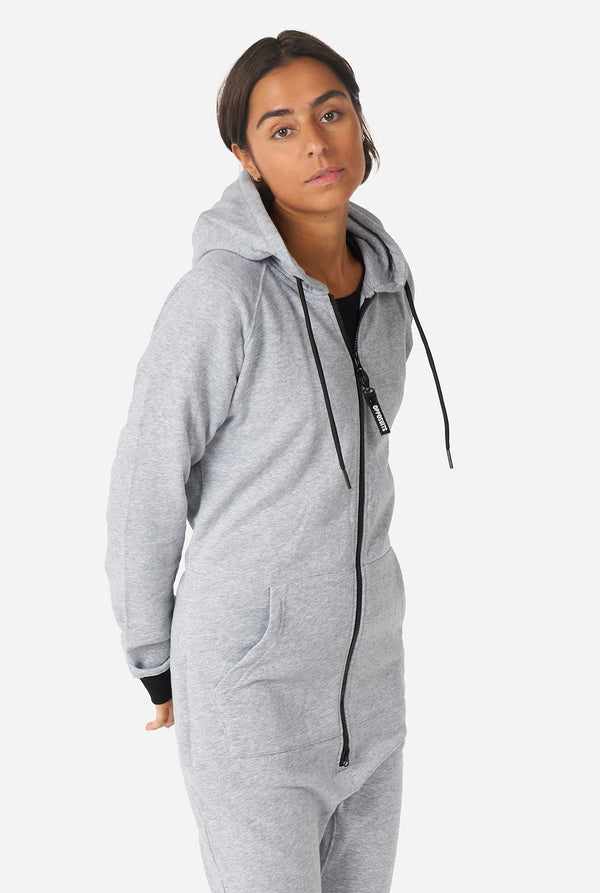 Vrouw die grijze onesie draagt