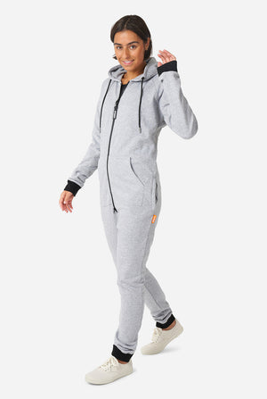 Vrouw die grijze onesie draagt