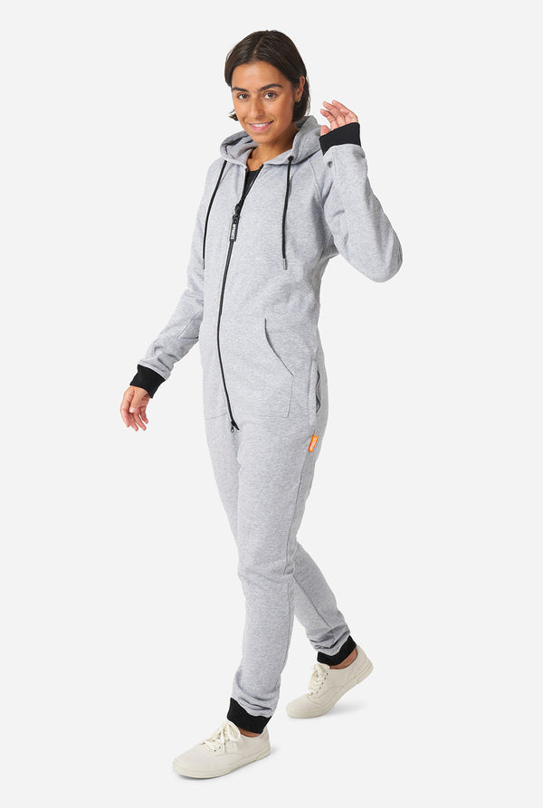 Vrouw die grijze onesie draagt