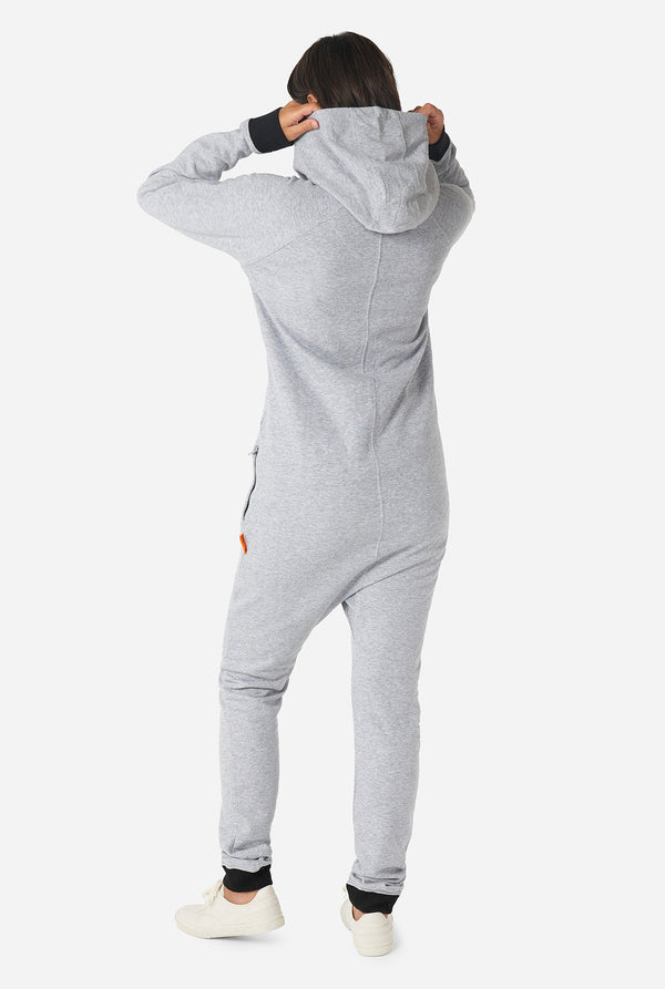 Vrouw die grijze onesie draagt, bekijk vanaf de achterkant