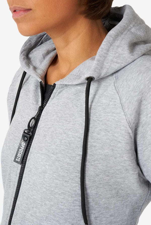 Vrouw die grijze onesie draagt, borst dichtbij