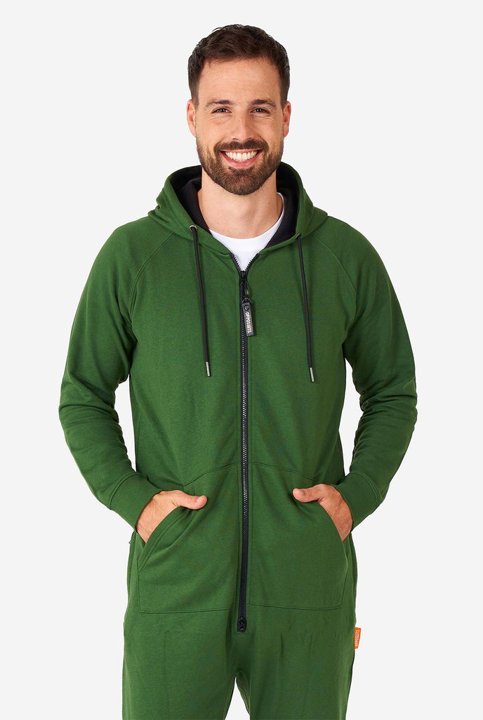 man met groene onesie