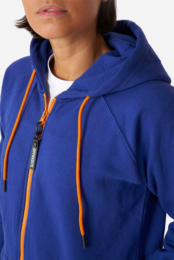 Vrouw draagt ​​marineblauwe onesie, borst close -up