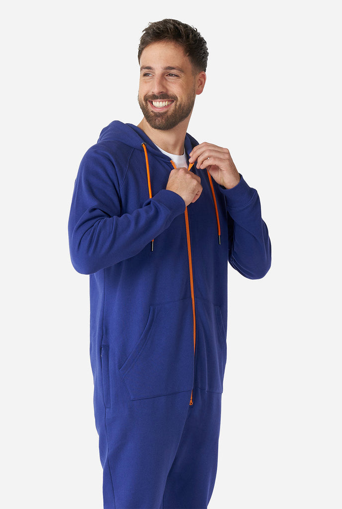 Man draagt ​​marineblauwe onesie